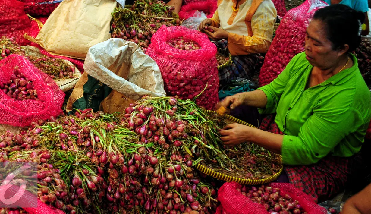 Sejumlah pedagang tampak memisahkan bawang dengan daunnya, Pasar Induk Kramat Jati, Jakarta, Jumat (19/6/2015). Bawang merah mengalami kenaikan dari harga Rp 20 ribu/kg saat ini mencapai Rp 22 ribu hingga 25 ribu/kg. (Liputan6.com/Yoppy Renato)