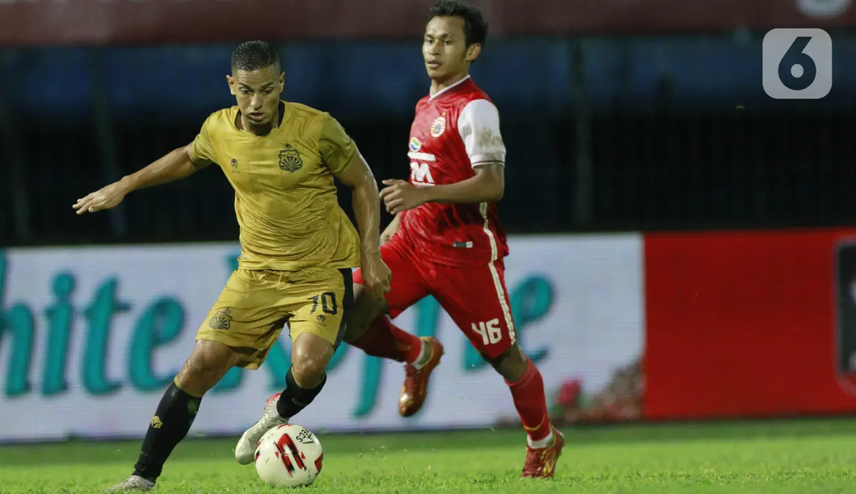 Pemain Bhayangkara Solo FC Renan Silva (kiri) melewati pemain Persija Jakarta Osvaldo Haay pada laga Piala Menpora 2021 di Stadion Kanjuruhan, Malang, Rabu (31/3/2021). Persija menang 2-1. (Bola.com/M Iqbal Ichsan)