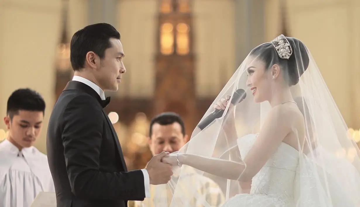Pernikahan Sandra Dewi dan Harvey Moeis yang digelar pada tahun 2016 berlangsung mewah bak kerajaan. Langsungkan pemberkatan pernikahan di Gereja Katedral, Sandra Dewi ungkap alasannya karena Gereja Katedral adalah gereja paling klasik di Jakarta dan bisa undang sahabat yang beragama lain. (Liputan6.com/IG/@sandradewi88)