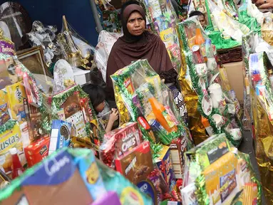 Pedagang menjual parsel di kawasan Cikini, Jakarta, Rabu (6/6). Menjelang Hari Raya Idul Fitri, penjualan parsel para pedagang dadakan tersebut meningkat hingga 50 persen. (Liputan6.com/Immanuel Antonius)
