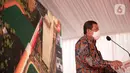 Direktur Utama PT Adhi Karya Entus Asnawi Mukhson saat seremoni penyambungan jembatan bentang panjang dengan struktur lintasan U-Shape Girder di LRT Dukuh Atas, Jakarta, Rabu (11/11/2020). Total panjangnya 44 kilometer dan sudah terpasang U-Shaped Girder. (Liputan6.com/Faizal Fanani)