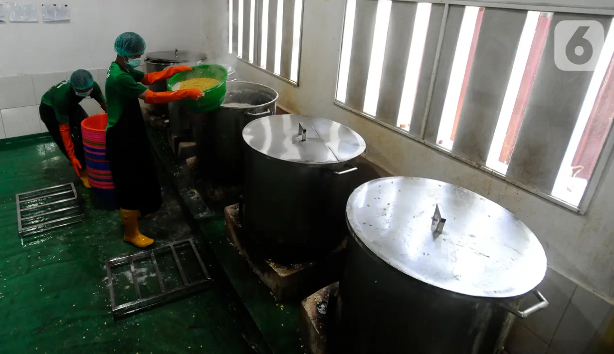 Pekerja menyelesaikan pembuatan tempe pada pabrik tempe terbesar di dunia di Pabrik Azaki Food International di Bogor, Jawa Barat, Rabu (04/10/2023). (merdeka.com/Arie Basuki)