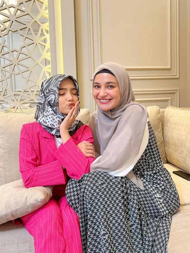 Fuji Berhijab Bareng Shireen Sungkar