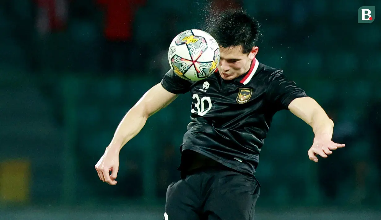 Pemain Timnas Indonesia, Elkan Baggot, menyundul bola saat melawan Burundi pada pertandingan kedua FIFA Matchday di Stadion Patriot Candrabhaga, Bekasi, Selasa (28/3/2023). Kedua tim bermain imbang 2-2. (Bola.com/M Iqbal Ichsan)