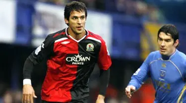 Blackburn Rovers Paraguayan player Roque Santa Cruz (L) vies with Richard Hughes of Portsmouth during a Premier League football match at Fratton Park in Portsmouth, England, on November 30, 2008. AFP PHOTO/IAN KINGTON