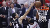 Pebasket Houston Rockets, James Harden (kanan) berhasil menembus pertahanan San Antonio Spurs, Minggu (7/5/2017) di Houston. (EPA/Larry W Smith)