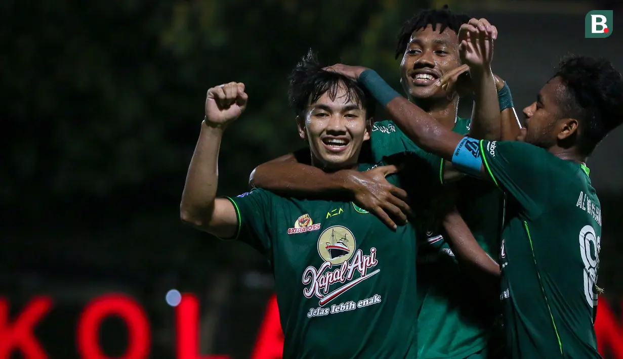 Pemain Persebaya Surabaya, Muhammad Iqbal melakukan selebrasi bersama rekannya setelah mencetak gol pada laga lanjutan pekan ke-33 BRI Liga 1 2022/2023 di Stadion PTIK, Jakarta, Selasa (11/04/2023). (Bola.com/Bagaskara Lazuardi)