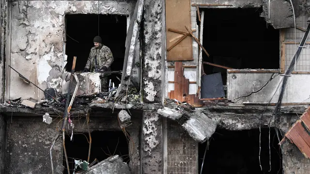 Bangunan Pemukiman Warga Kota Kyiv Hancur Dihantam Invasi Rusia