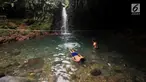 Wisatawan bermain air di Curug Pangeran, Taman Nasional Gunung Halimun Salak (TNGHS), Bogor, Sabtu (5/1). Keindahan curug dan aliran sungai yang unik di TNGHS menjadi destinasi wisata pilihan menghabiskan liburan akhir pekan (Merdeka.com/Iqbal S. Nugroho)