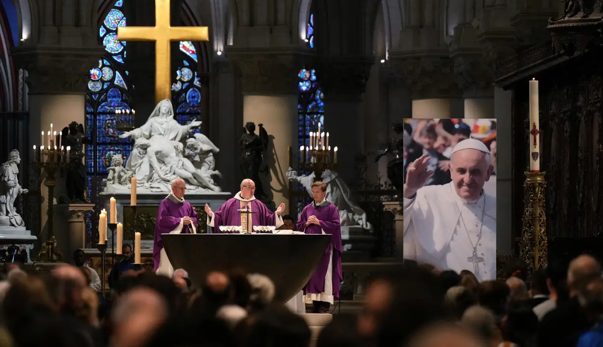 Pastor Katedral Notre-Dame, Bertrand Dufour (tengah) memimpin misa di Katedral Notre-Dame untuk mengenang Paus Fransiskus yang wafat pada 21 April 2025 di Paris. (Dimitar DILKOFF/AFP)