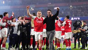 Pemain Arsenal, Leandro Trossard dan pelatih Mikel Arteta usai kemenangan atas Atletico Madrid di leg kedua semifinal Liga Champions, Rabu 6 Mei 2026. (c) John Walton/PA via AP