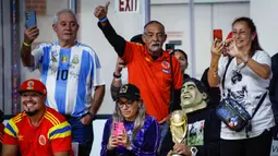 Sejumlah fans memberikan dukungan kepada sejumlah mantan pesepak bola yang berkompetisi dalam laga bertajuk Legends Soccer Match untuk merayakan ulang tahun Diego Maradona di American Dream Mall, East Rutherford, New Jersey, pada 30 Oktober 2025. (AFP/Kena Betancur)