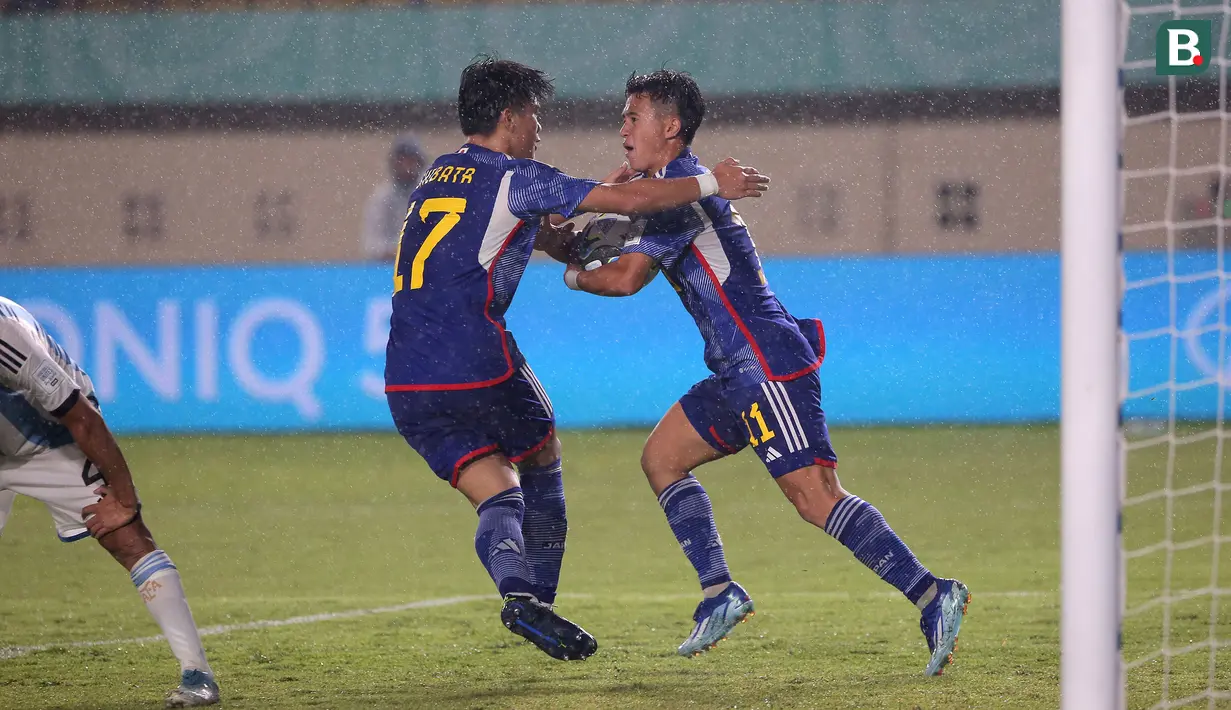 <p>Selebrasi pemain Timnas Jepang U-17, Rento Takaoka bersama rekannya, Shotaro Shibata setelah mencetak gol ke gawang Timnas Argentina U-17 pada laga kedua Grup D Piala Dunia U-17 2023 di Stadion Si Jalak Harupat, Kabupaten Bandung, Selasa (14/11/2023). (Bola.com/Ikhwan Yanuar)</p>