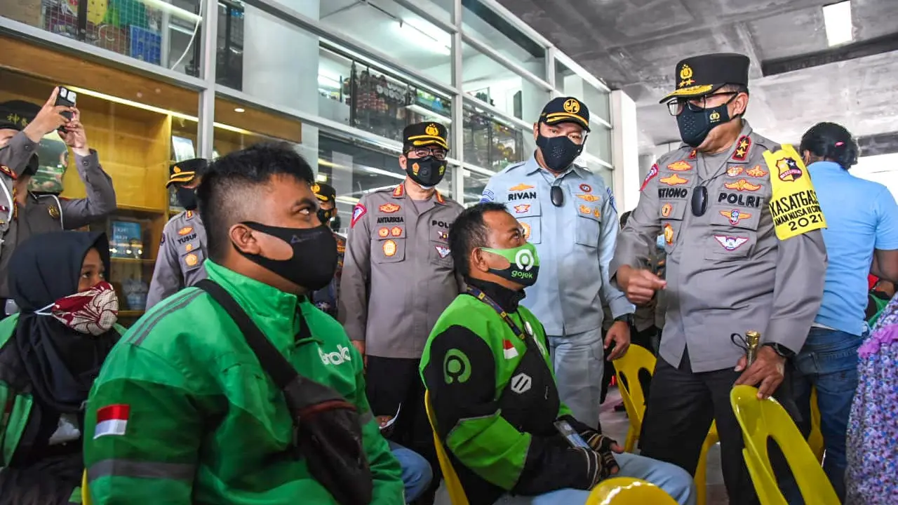 Kepala Korps Lalu Lintas (Kakorlantas) Polri, Irjen Istiono meninjau pelaksanaan vaksinasi para pengemudi ojek online (ojol) dan angkutan umum di Balikpapan, Kalimantan Timur.