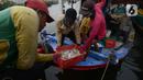 Nelayan tradisional menurunkan hasil tangkapan ikan di Pelabuhan Muara Angke, Jakarta, Sabtu (19/2/2022). Nelayan mengatakan hasil tangkapan ikan mulai membaik seiring pergantian musim dan angin barat. (merdeka.com/Imam Buhori)