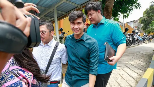 8 Potret Ria Ricis dan Teuku Ryan Hadiri Mediasi Sidang Perceraian, Sempat Cium Tangan