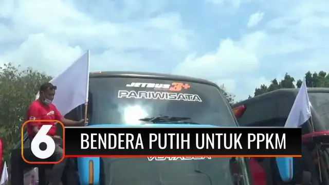 Aksi damai dilakukan sejumlah warga di Surabaya dan Pati, kibarkan bendera putih serta spanduk sebagai tanda menyerah terhadap adanya pemberlakuan PPKM Darurat. Mereka menuntut pemerintah untuk memikirkan dampak ekonomi yang terjadi.
