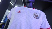 Corak batik pada jersey away Timnas Indonesia yang diproduksi Kelme. (Bagaskara Lazuardi/Bola.com)