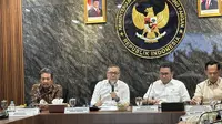 Menteri Koordinator Bidang Pangan Zulkifli Hasan dalam konferensi pers Penanganan Kerawanan Bahaya Radiasi Radionuklida CS-137, di Kantor Kemenko Pangan, Jakarta, Jumat (11/9/2025). (Liputan6.com/Tira)