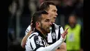 Penyerang Juventus, Carlos Tevez (kiri) memeluk Stephan Lichtsteiner usai mencetak gol saat laga melawan Borussia Dortmund di 16 besar Liga Champions (leg 1) di Stadion Juventus, Turin, Italia, (24/2/2015). (REUTERS/Alessandro Bianchi)