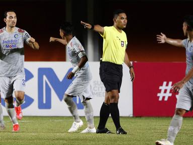 Ezra Walian masuk pada menit ke-62 menggantikan Esteban Vizcarra. Tidak butuh waktu lama, Ezra Walian langsung mencetak gol semenit kemudian memanfaatkan skema segitiga dari rekannya Febri Hariyadi, Beckham Putra dan Bayu Fikri. (Bola.com/Ikhwan Yanuar)