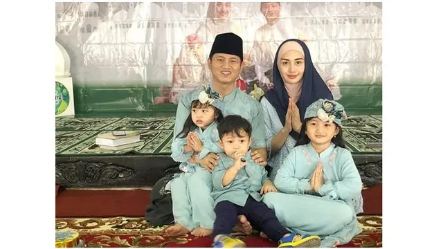 Memakai baju kompakan dengan keluarga
