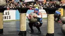 Johan Els dari Afrika Selatan mengangkat batu pada kompetisi pria terkuat di dunia atau World’s Strongest Man di Manila, Filipina, 5 Mei 2018. Para peserta harus mengikuti 6 tantangan untuk menyandang gelar manusia terkuat di planet bumi. (NOEL CELIS/AFP)