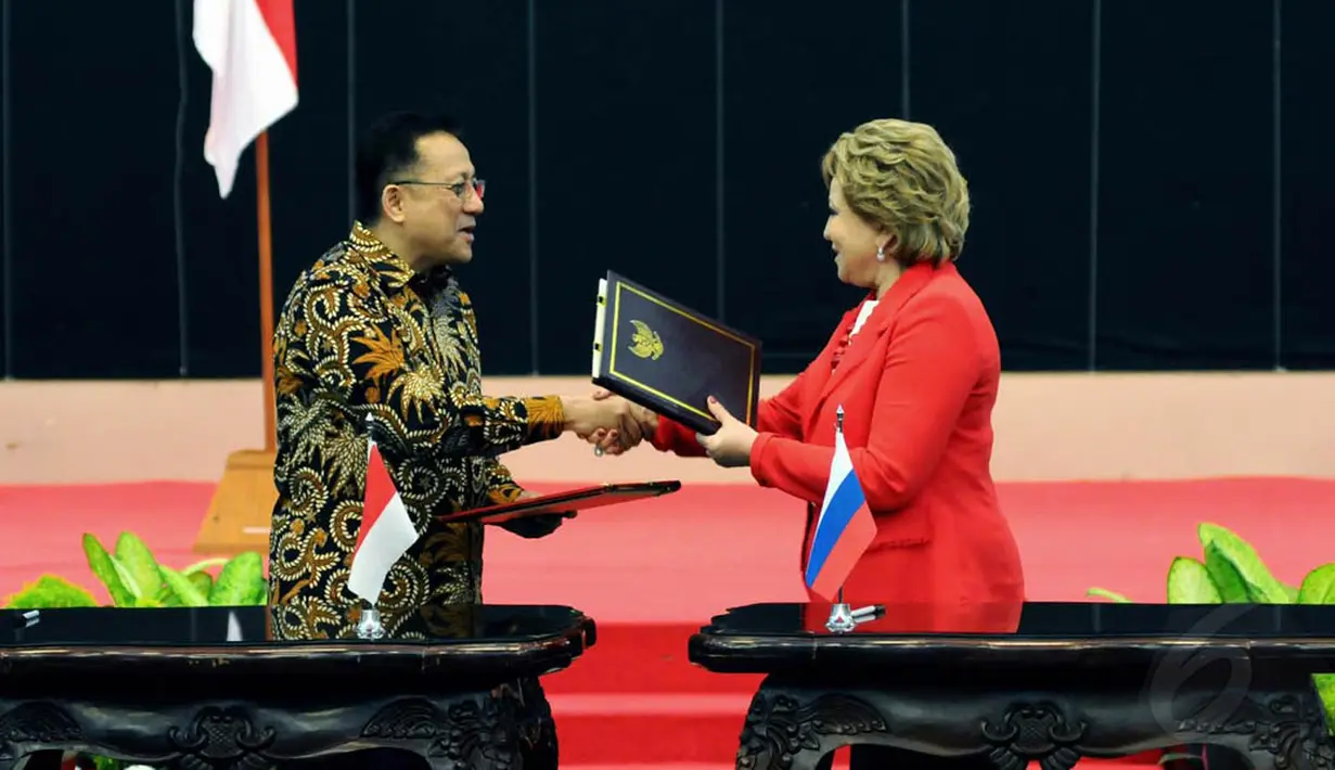 Ketua DPD, Irman Gusman dan Ketua Majelis Federasi Rusia di Gedung DPD RI, Senayan, Jakarta, Rabu (12/11/2014). (Liputan6.com/Andrian M Tunay)