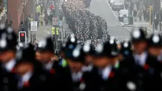 Ribuan polisi Liverpool mengantar jenazah Dave Phillips saat upacara pemakaman di Gereja Anglican, Liverpool, Inggris, Senin (2/11/2015). Dave Phillips meninggal ditabrak saat mencoba memberhentikan sebuah mobil ketika bertugas. (REUTERS/Darren Staples)