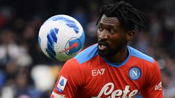 Andre Zambo Anguissa. Gelandang Kamerun berusia 26 tahun yang didatangkan Fulham dari Marseille pada awal musim 2018/2019 dengan nilai transfer sebesar 24,85 juta euro ini dipinjamkan selama 1 musim ke Napoli pada awal musim 2021/2022 dengan biaya 600 ribu euro disertai opsi pembelian di akhir masa peminjaman. Tampil apik dalam total 33 laga bersama Napoli di semua ajang dengan torehan 2 assist, Napoli pun resmi mempermanenkannya mulai musim 2022/3023 dengan nilai transfer sebesar 15 juta euro. (AFP/Filippo Monteforte)