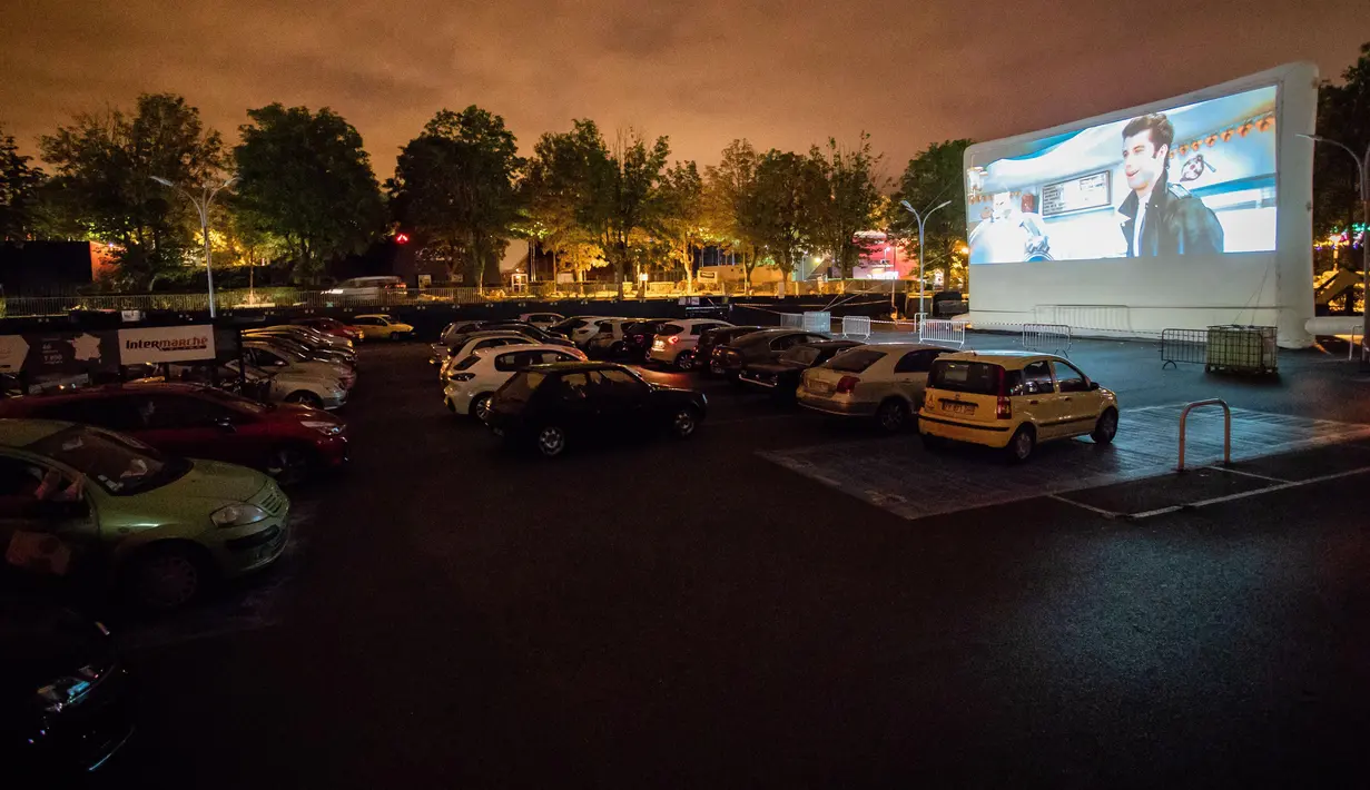 Orang-orang menonton film di sebuah bioskop drive-in yang digelar oleh warga Saint-Thibault-des-Vignes, suatu wilayah di pinggiran Kota Paris, Prancis, pada 4 Juli 2020. Bioskop berkonsep drive-in semakin populer di Prancis selama pandemi COVID-19. (Xinhua/Aurelien Morissard)