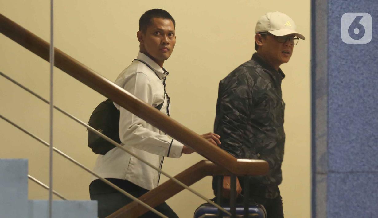 Bupati Lampung Tengah, Ardito Wijaya (kanan) berjalan menuju ruang pemeriksaan sesaat setelah tiba di Gedung Merah Putih Komisi Pemberantasan Korupsi (KPK), Jakarta, Rabu (10/12/2025). (Liputan6.com/Helmi Fithriansyah)