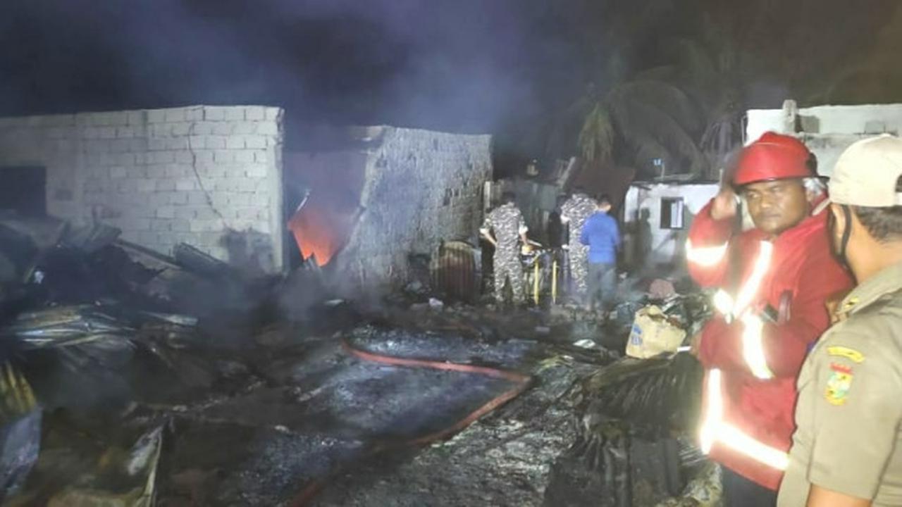 Personel pemadam mengecek kebakaran pasar Kampar setelah berhasil dipadamkan.