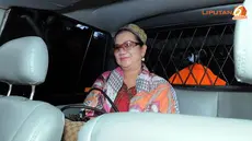 Di dalam mobil tahan KPK, Lusita tampak santai. Terlihat baju berwarna orange yang telah disiapkan KPK untuk para tahanan. Lusita pun memberikan senyumnya ketika wartawan akan mengabadikan gambarnya. (Liputan6.com/ Faisal R Syam)