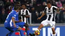 Penyerang Juventus, Paulo Dybala, berusaha melewati hadangan pemain Empoli. Dalam laga ini Juve memiliki 17 kali kesempatan mencetak gol, sementara Empoli hanya memiliki peluang empat kali. (AFP/Marco Bertorello) 