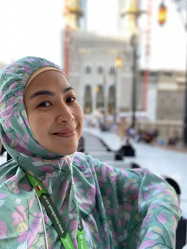 Usai Jalani Umroh, Ini Potret Feni Rose yang Menawan dengan Pakai Hijab