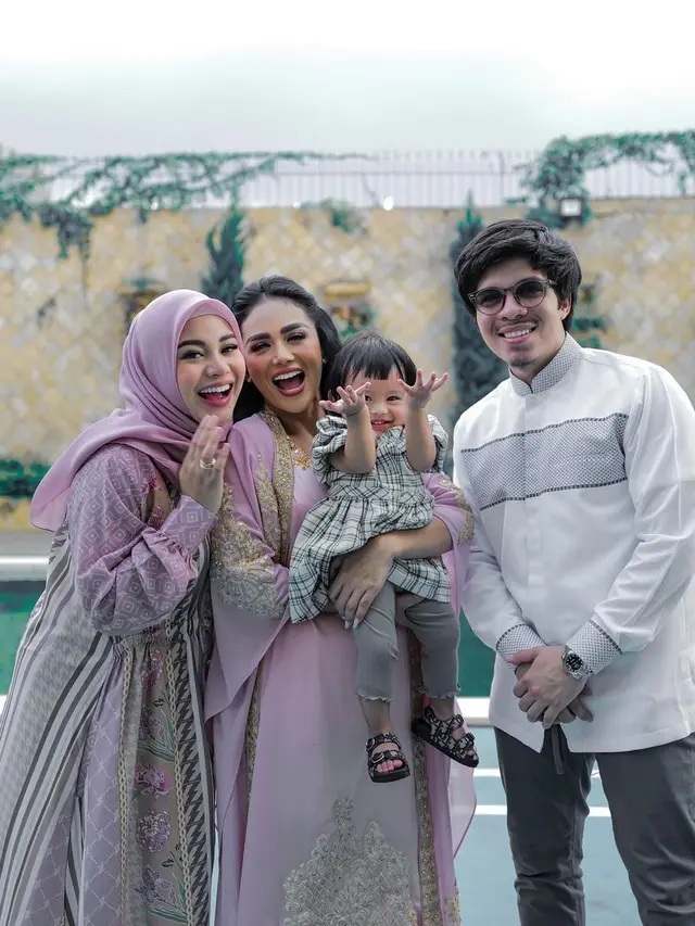Gaya Menggemaskan Ameena Atta Lebaran Bareng Krisdayanti, Kenakan Sandal Bayi Seharga Dua Kali UMR