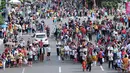 Warga memadati ruas Jalan Gajah Mada dan Hayam Wuruk, Jakarta untuk menyaksikan karnaval Cap Go Meh 2018, Minggu (4/3). Beragam atraksi budaya ditampilkan dalam karnaval perayaan Cap Go Meh 2018 di kawasan Glodok Jakarta. (Liputan6.com/Helmi Fithriansyah)