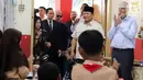 Presiden Republik Indonesia, Prabowo Subianto (kedua kanan) bersama pendiri Microsoft dan filantropis Bill Gates saat meninjau langsung pelaksanaan Program Makan Bergizi Gratis (MBG) di Sekolah Dasar Negeri (SDN) Jati 03, Jakarta, Rabu (7/5/2025). (Liputan6.com/Herman Zakharia)