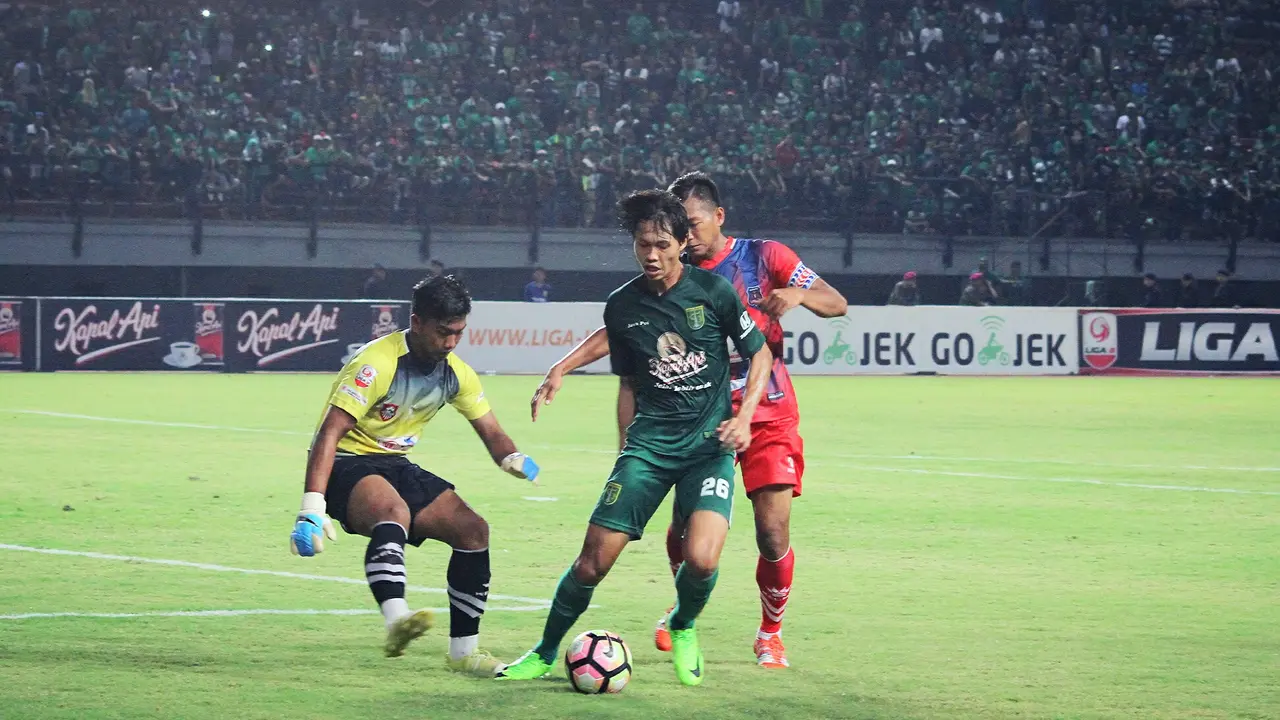 Pemain Persebaya Rishadi Fauzi