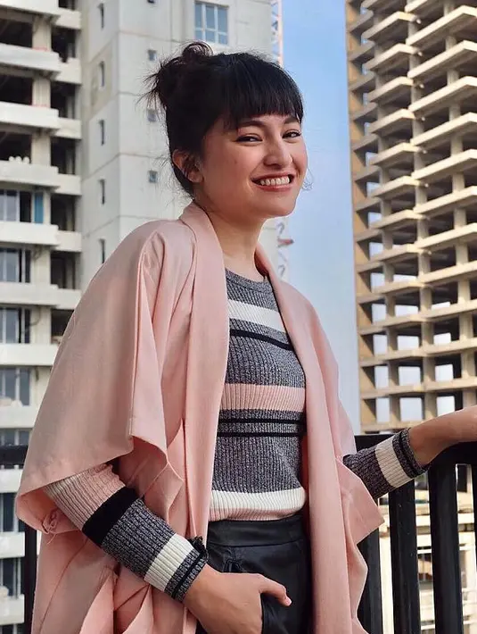 Bicara soal penampilan Marshanda, ibu satu anak ini memang tak kalah kekinian dengan anak-anak masa kini. Coba lihat, Marshanda cantik banget memakai kaus lengan panjang bergaris yang dipadukan dengan outer pinknya. (Instagram/marshanda99)