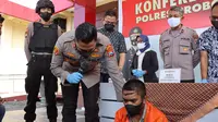 Pelaku pembunuhan diamankan di Polres Probolinggo (Dian Kurniawan/Liputan6.com)