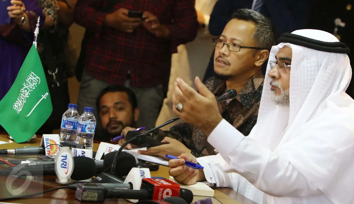 Duta Besar Arab Saudi untuk Indonesia Osama bin Al-Mohammed al-Shuaibi saat menggelar jumpa pers menjelang kedatangan Raja Salman, Jakarta, Selasa (28/2). (Liputan6.com/Helmi Afandi)