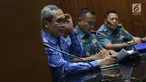 Wakil Ketua KPK, Alexander Marwata (kiri) bersama Dirbingakkum Puspom AL Kolonel (Laut) Totok Safaryanto (tengah) memberi keterangan terkait penetapan tersangka baru dalam pengembangan kasus suap Bakamla di Gedung KPK, Jakarta, Rabu (31/7/2019). (Liputan6.com/Helmi Fithriansyah)