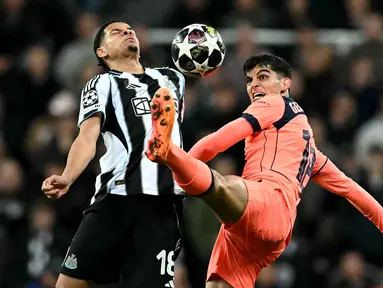 Striker Newcastle United asal Denmark, William Osula (kiri), berebut bola dengan bek Barcelona asal Spanyol, Gerard Martin, selama pertandingan leg pertama babak 16 besar Liga Champions 2025/2026 di St James' Park, Newcastle-upon-Tyne, timur laut Inggris pada Selasa 10 Maret 2026 waktu setempat atau Rabu 11 Maret 2026 dini hari WIB. Menjamu Barcelona, Newcastle United harus puas dengan hasil imbang 1-1. (Paul ELLIS/AFP)