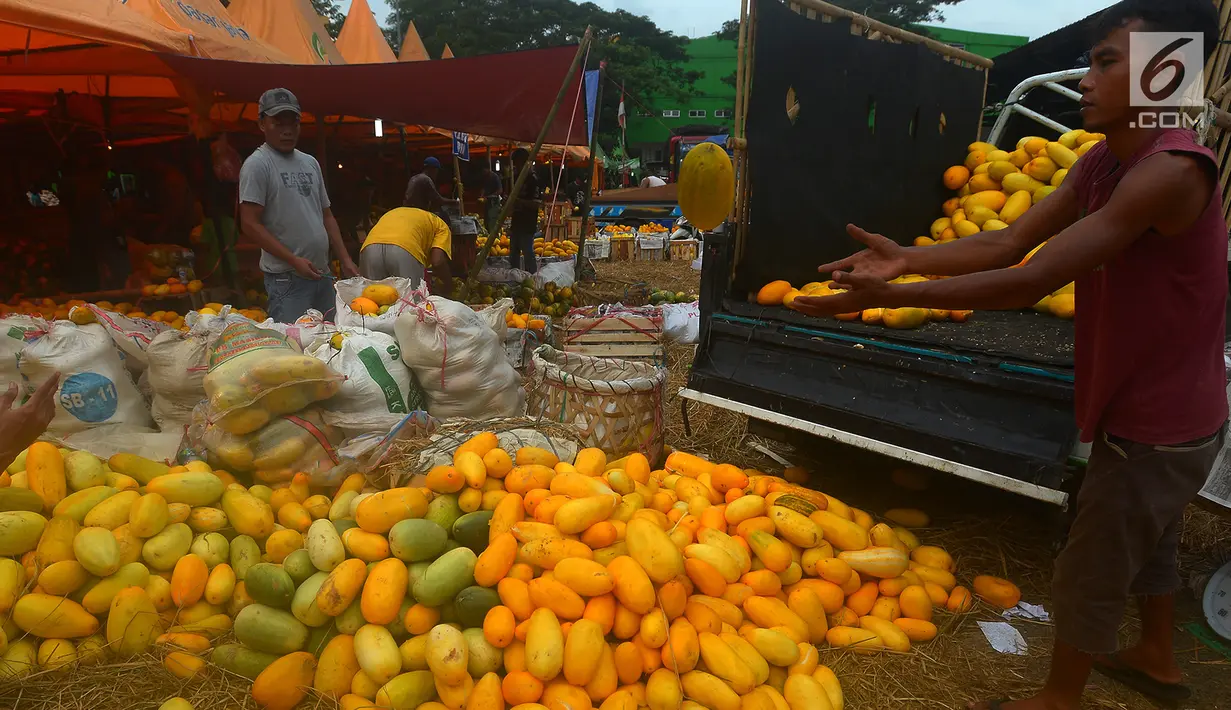 Pedagang timun suri menurunkan dagangannya dari mobil di Pasar Induk Kramat Jati, Jakarta, Rabu (23/5). Pedagang menjual timun seharga Rp 7 ribu per kilogram. (Merdeka.com/Imam Buhori)