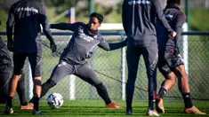 Endrick yang baru saja dilepas Real Madrid langsung tancap gas mengikuti sesi latihan bersama klub barunya Olympique Lyon. (AFP/Olivier Chassignole)