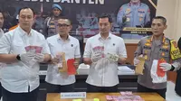 Batang Bukti Uang Palsu dari Dukun Palsu ditunjukkan Polda Banten. (Kamis, 16/01/2025). (Yandhi Deslatama/Liputan6.com).