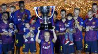 Gelandang Barcelona, Andres Iniesta, mengangkat trofi La Liga Spanyol pada momen perpisahan di Stadion Camp Nou, Barcelona, Minggu (20/5/2018). Dirinya berpisah dengan klub yang 22 tahun telah dibela. (AFP/Lluis Gene)