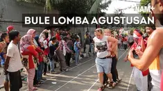 Acara yang rutin dilakukan di jalan Jaksa ini menarik bagi para wisatawan asing.